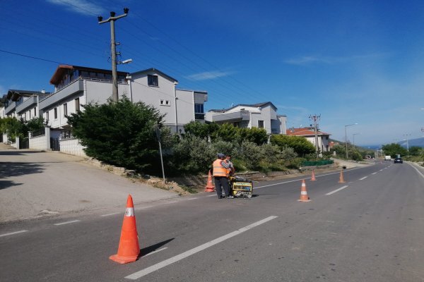 UMURBEY YOLU YAPILIRKEN LOGAR KAPAKLARINI ASFALTIN ALTINDA BIRAKMIŞLAR….