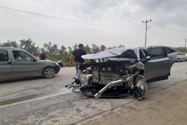 UMURBEY YOLUNDA 2 ARAÇ KAFA KAFAYA ÇARPIŞTI 2 YARALI HASTANEYE KALDIRILDI BİRİ AĞIR YARALI