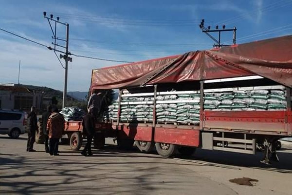 Umurbeyli üreticiye gübre dağıtımına başlandı