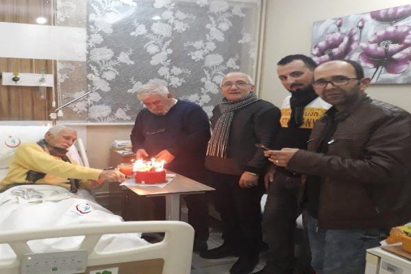 Ünlü oyuncu Eşref Kolçak’a hastanede doğum günü sürprizi