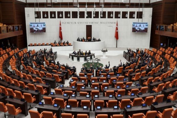 Vekiller maaşlarını depremzedelere bağışlıyor