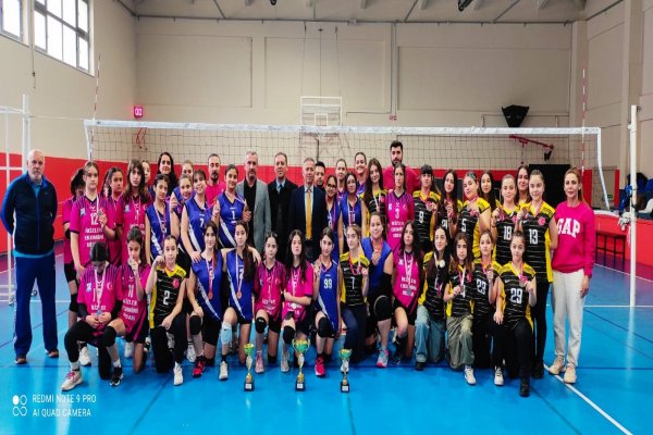 Voleybolda Dereceye Giren Okullar Kupalarını Aldılar