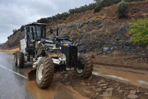 Yağıştan kapanan yolu Gemlik Belediyesi açtı