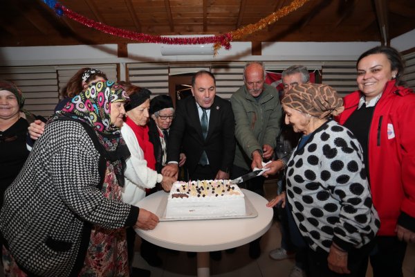 YAŞLI KONUK EVİNDE YENİ YIL KUTLANDI