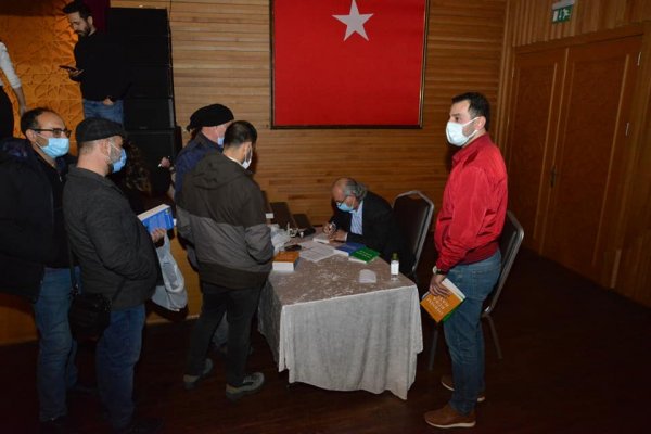 YAZAR EROL ERKILINÇ KİTAPLARINI İMZALADI