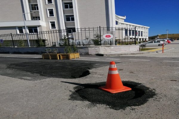 Yeni Adliye önünde asfalt çöktü