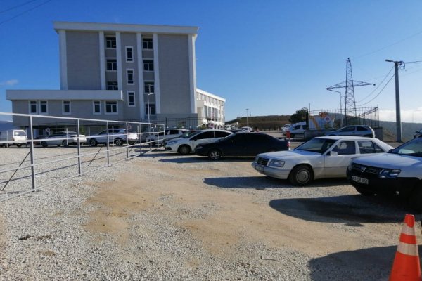 Yeni Adliye önünde oto park sorunu