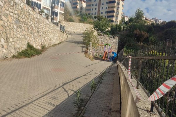 YEŞİL VADİ SİTESİ İSTİNAT DUVARI TEHLİKE SAÇIYOR…