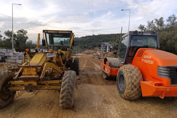 Yol çalışmaları hız kesmeden devam ediyor
