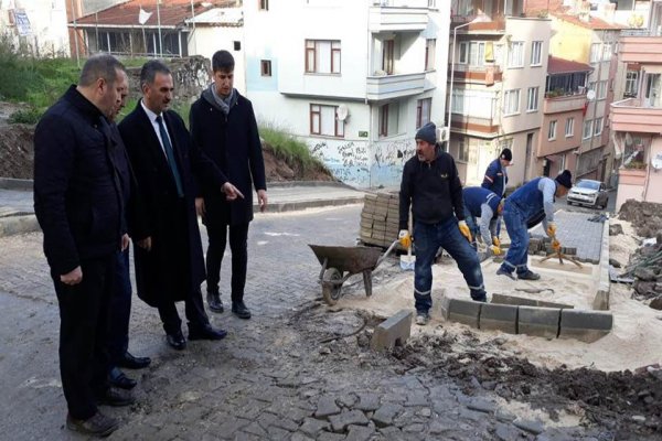 YOL GENİŞLETME VE KALDIRIM ÇALIŞMALARI SÜRÜYOR