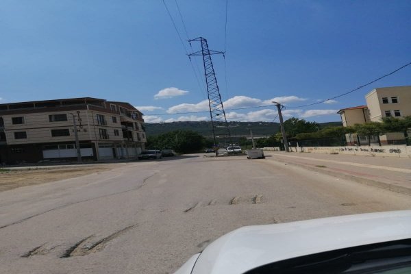 Yol ortasında yüksek gerilim direği