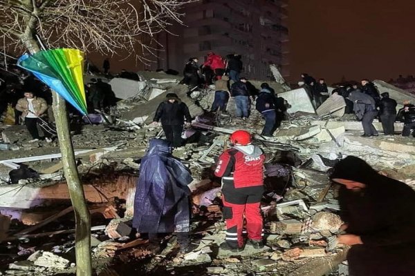 YÜZLERCE KİŞİ ÖLDÜ, ENKAZ ALTINDAKİLER KURTARILMAYI BEKLİYOR