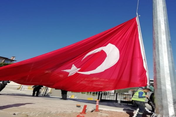 ZEKİ SARAL DAN DEV TÜRK BAYRAĞI