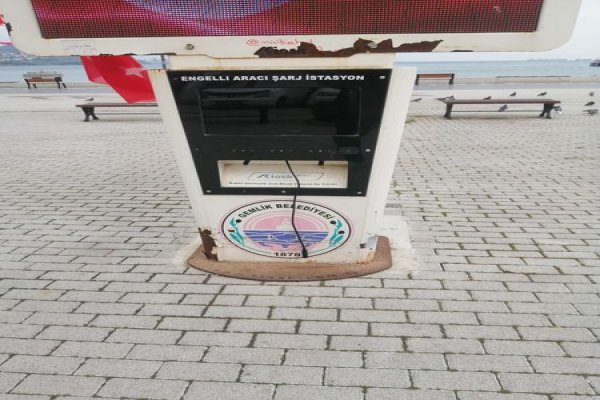 ZEYTİN DALI MEYDANI’NDAKİ ENGELLİ ARACI ŞARJ MAKİNASI İLGİ BEKLİYOR..