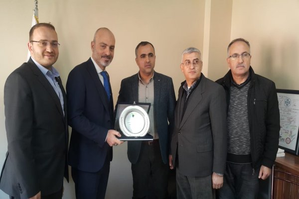 Zeytin Hali esnafından Işık’a teşekkür plaketi